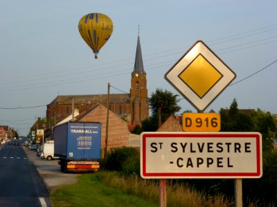 Saint-Sylvestre-Cappel (Nord, Fr) city limit sign et Montgolfière