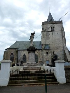 Saint-Tricat (Pas-de-Calais) église et monument aux morts