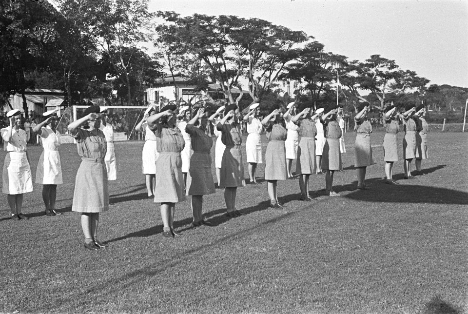Saluerende leden van Marva en Vrouwen Hulp Korps, Bestanddeelnr 154-2-2