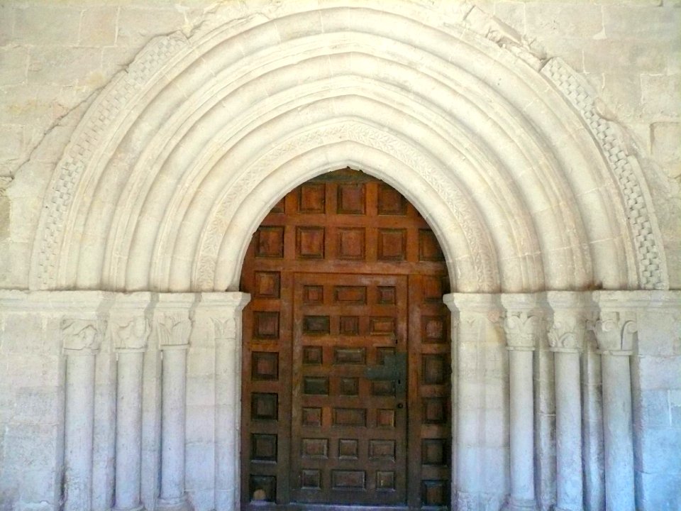 San Zadornil - Iglesia de San Saturnino, portada 1