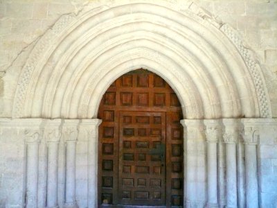 San Zadornil - Iglesia de San Saturnino, portada 1