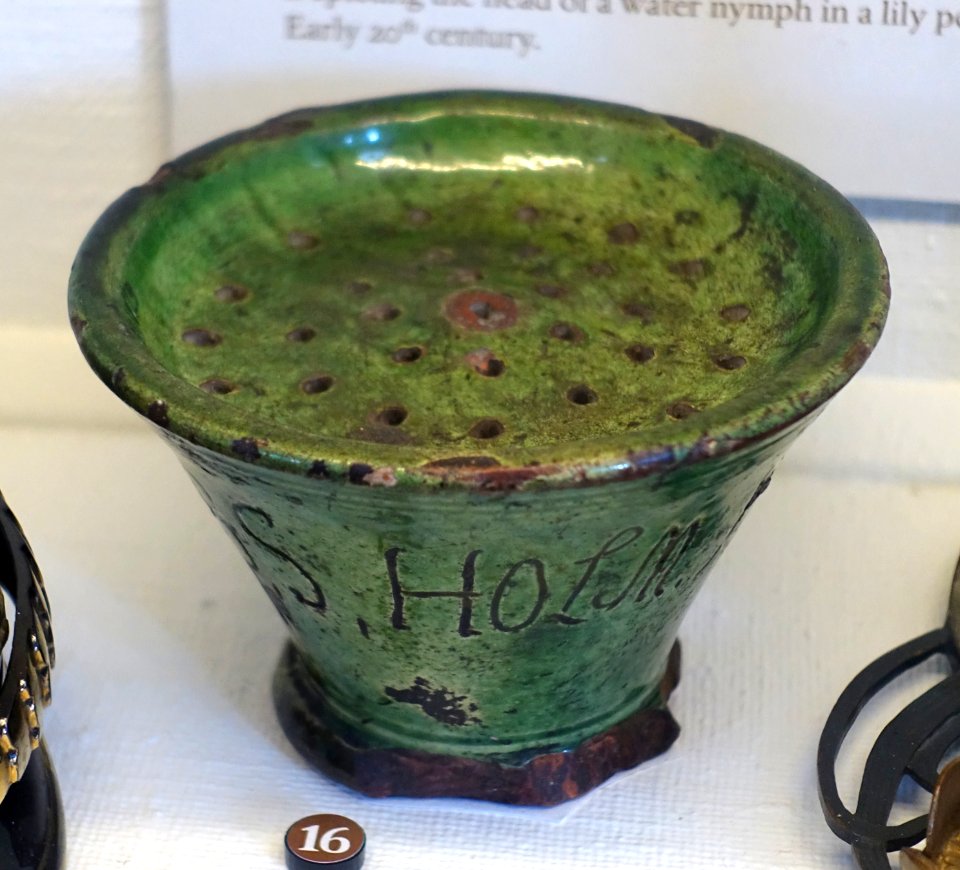 Sand jar inscribed P.B.S. Holm 1729 d.23. Junij, green-glazed earthenware - Nordiska museet - Stockholm, Sweden - DSC00021
