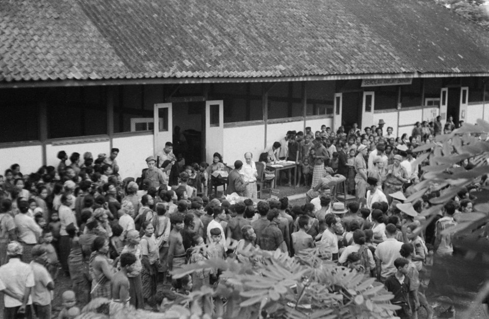 Salatiga Kledinguitreiking door het Nederlandse Rode Kruis te Bringin De toelo, Bestanddeelnr 372-1-2