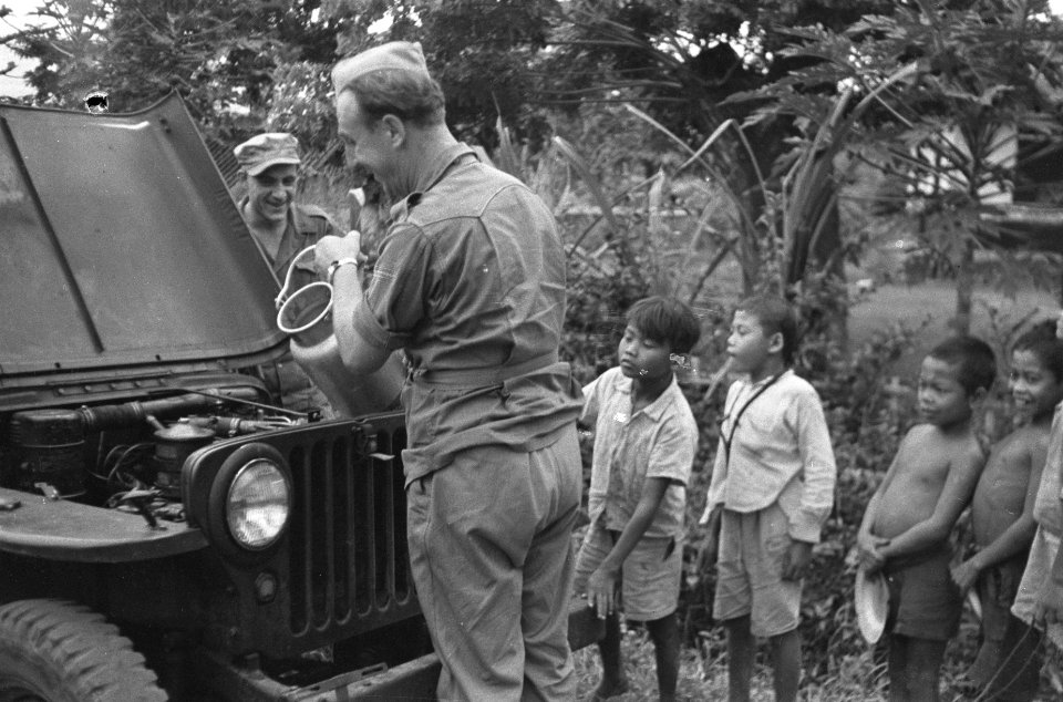 Salatiga. De jeep, de speelse foxterrier onder de militaire voertuigen in vele, Bestanddeelnr 381-1-1