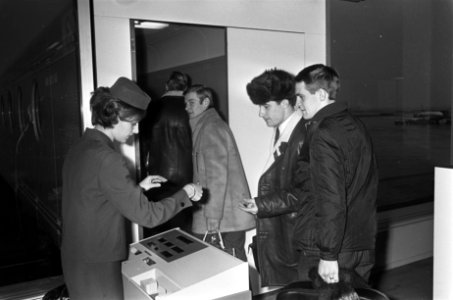 Schaatsers naar Noorwegen, op het karretje Schiphol, Kees Verkerk en Jan Bols (r, Bestanddeelnr 920-9388