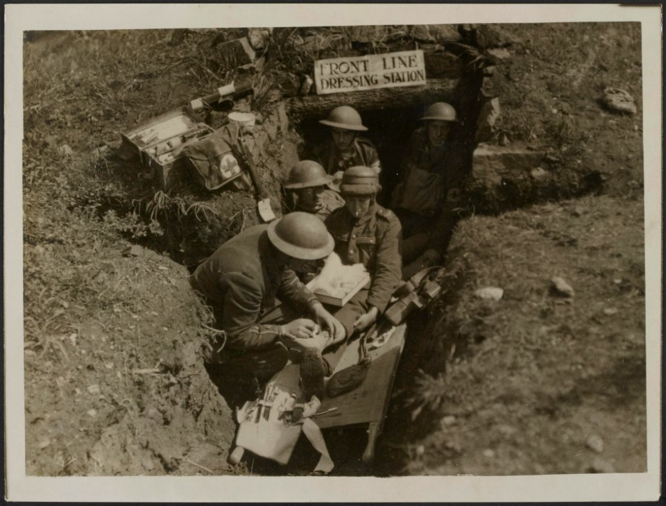 Scenes at a trench dressing station, Bestanddeelnr 158-2459