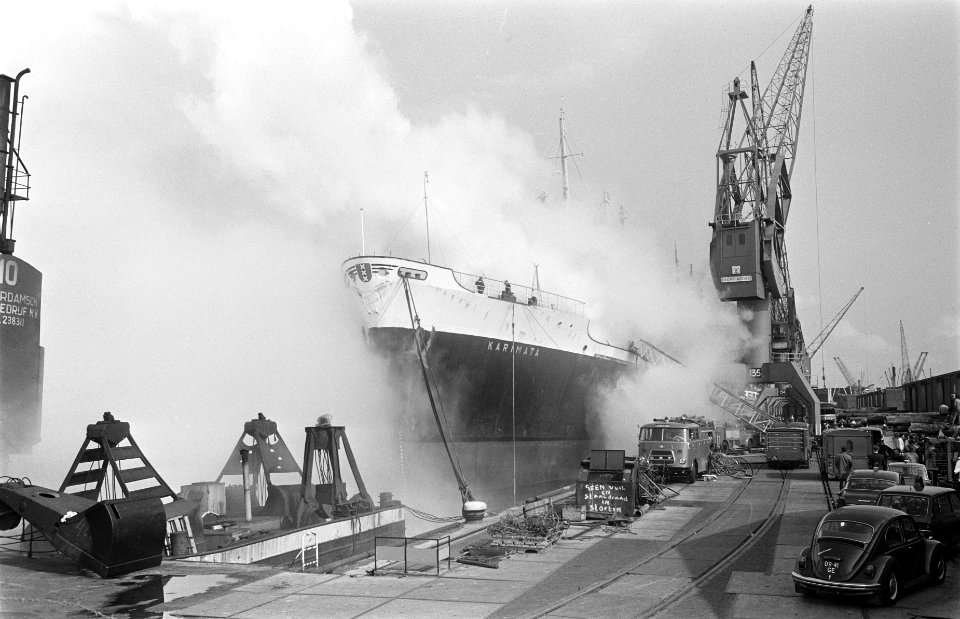 Scheepsbrand aan boord van Karmiata in Vlothaven Amsterdam brandweerlieden krijg, Bestanddeelnr 922-3250