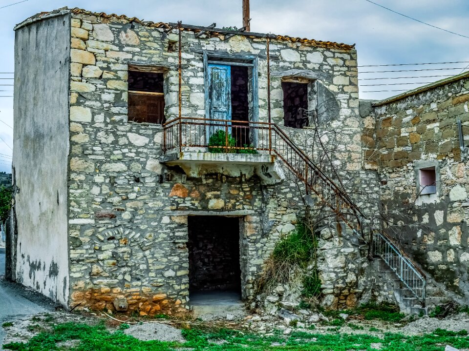 Wall stone abandoned