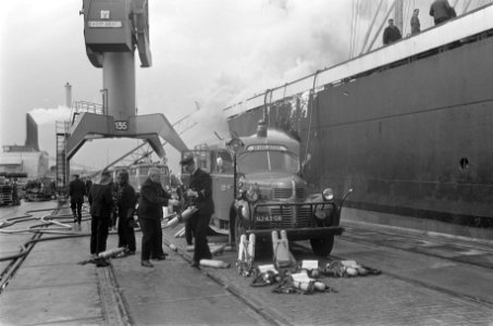 Scheepsbrand aan boord van Karmiata in Vlothaven Amsterdam brandweerlieden krijg, Bestanddeelnr 922-3260