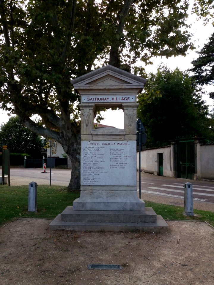 Sathonay-Village - Place Pierre Louis Danis - Monument aux morts