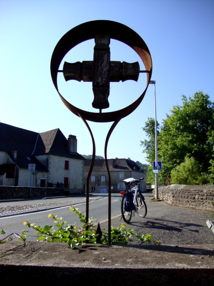 Sauguis-Saint-Étienne, (Pyr-Atl, Fr) croix de chemin en forme de stèle basque