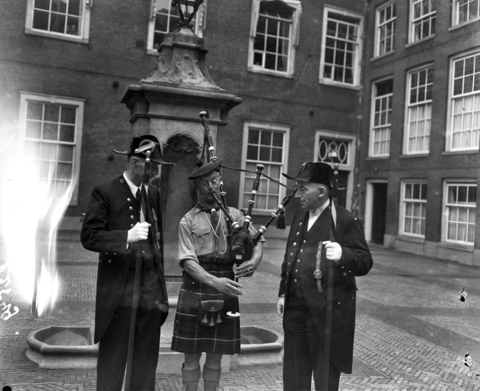 Schotse padvinders op Amsterdams stadhuis. Een doedelzakspelers geflankeerd door, Bestanddeelnr 902-2549