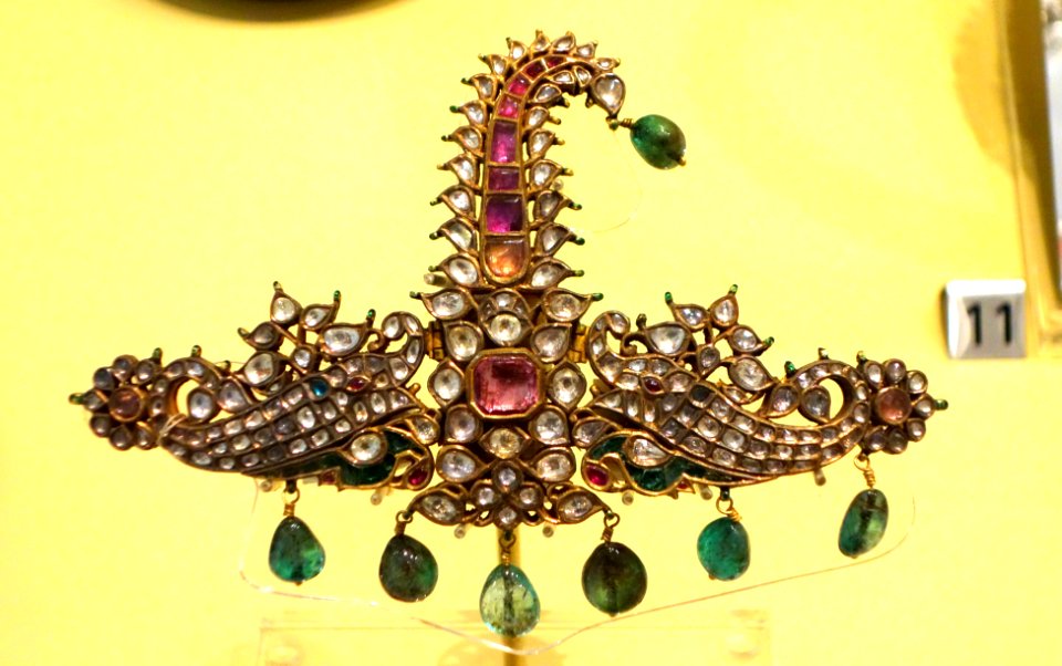 Sarpech (turban ornament), India, possibly Rajasthan, Mughal period, 18th century, gold, diamonds, rubies, emeralds, enamel - Royal Ontario Museum - DSC04551