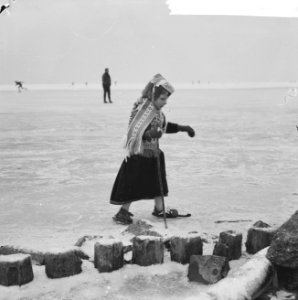Schaatsliefhebbers op de Gouwzee, een jeugdige Marker reed een nogal scheve scha, Bestanddeelnr 915-9614