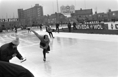 Schaatswedstrijden om IJsselcup te Deventer Leen Pfrommer (nog net te zien) gee, Bestanddeelnr 921-8814