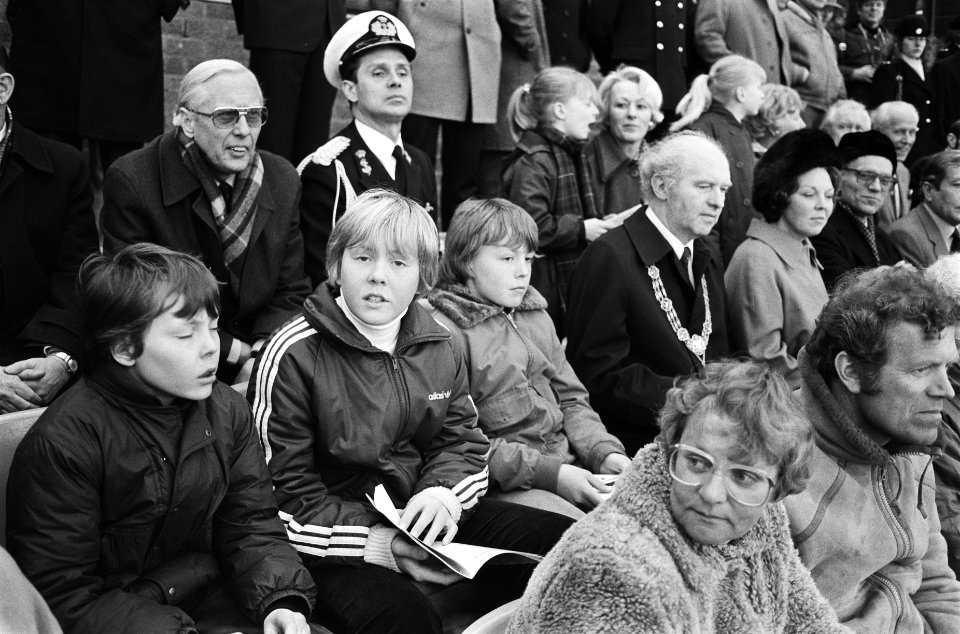 Schaatswedstrijden op de Uithof in Den Haag ter gelegenheid van 100-jarig bestaa, Bestanddeelnr 932-0111