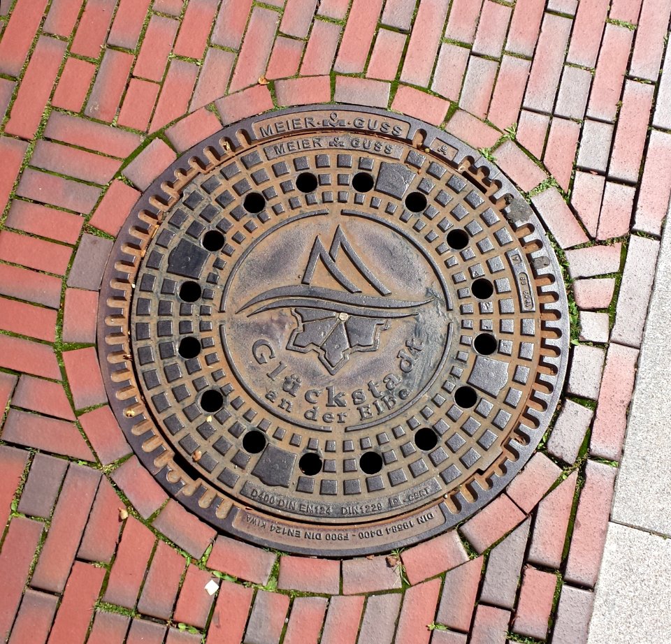 Schachtdeckel Glückstadt mit Wappen