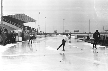Schaatswedstrijden om de IJsselcup in Deventer om de IJsselcup Rechts Peter Not, Bestanddeelnr 917-2329