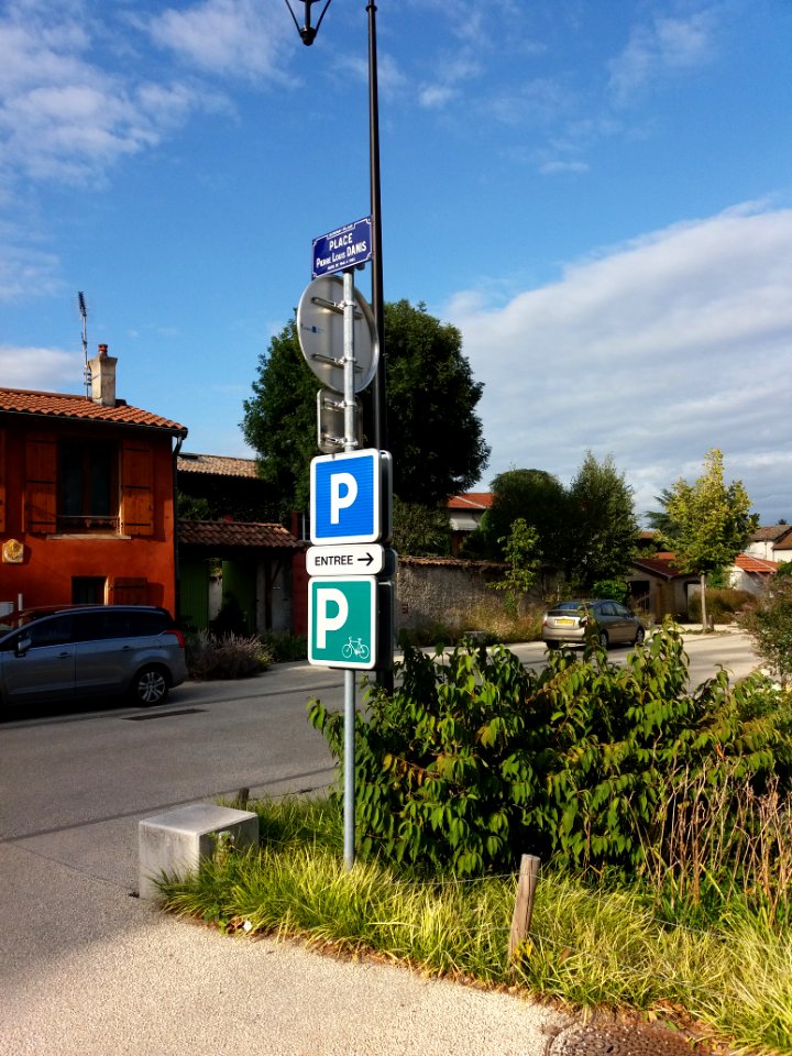 Sathonay-Village - Place Pierre Louis Danis, plaque et panneaux