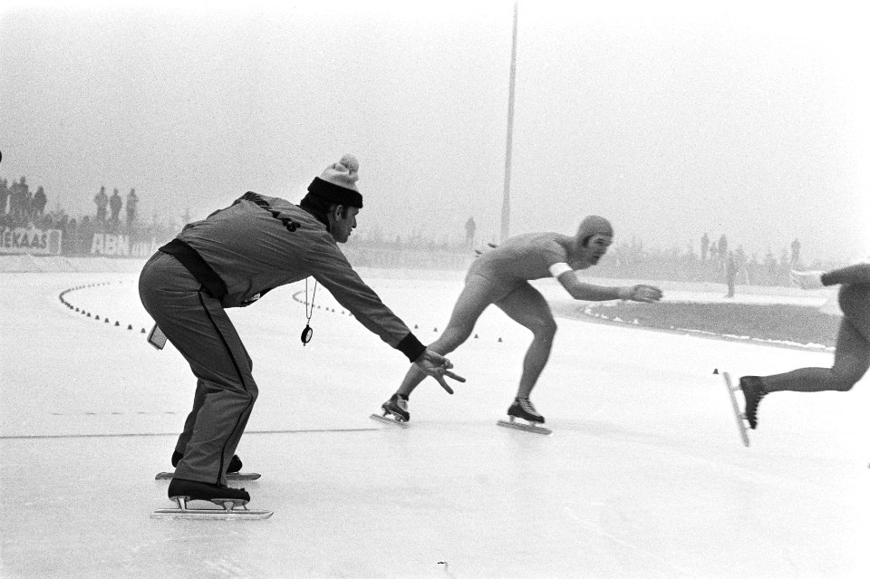 Schaatsinterland Nederland tegen Noorwegen in Eindhoven trainer Pfrommer traint, Bestanddeelnr 928-9451