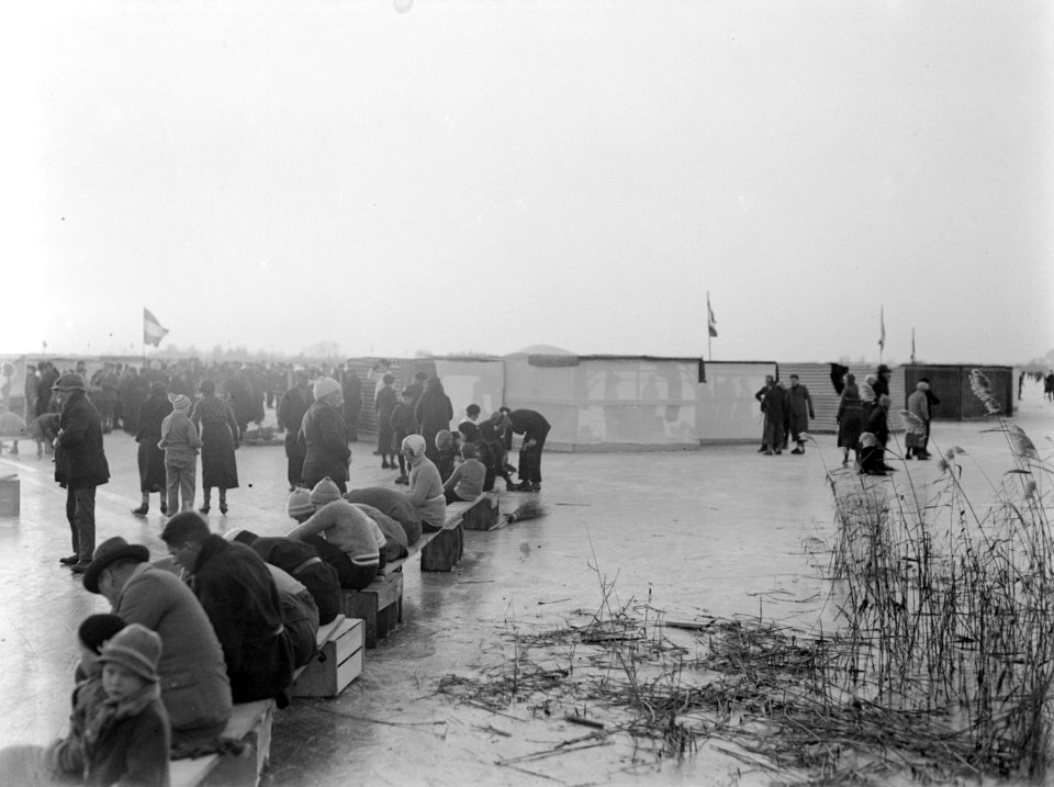 Schaatsers en een koek-en-zopie op een plas vermoedelijk in de buurt van Amsterd, Bestanddeelnr 189-1037
