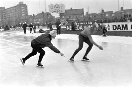 Schaatswedstrijden om IJsselcup te Deventer Leen Pfrommer geeft Ard Schenk aanw, Bestanddeelnr 921-8811