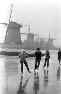 Schaatsers op de ringvaart van polder De Schermer bij Rustenburg. Op achtergrond, Bestanddeelnr 921-9412