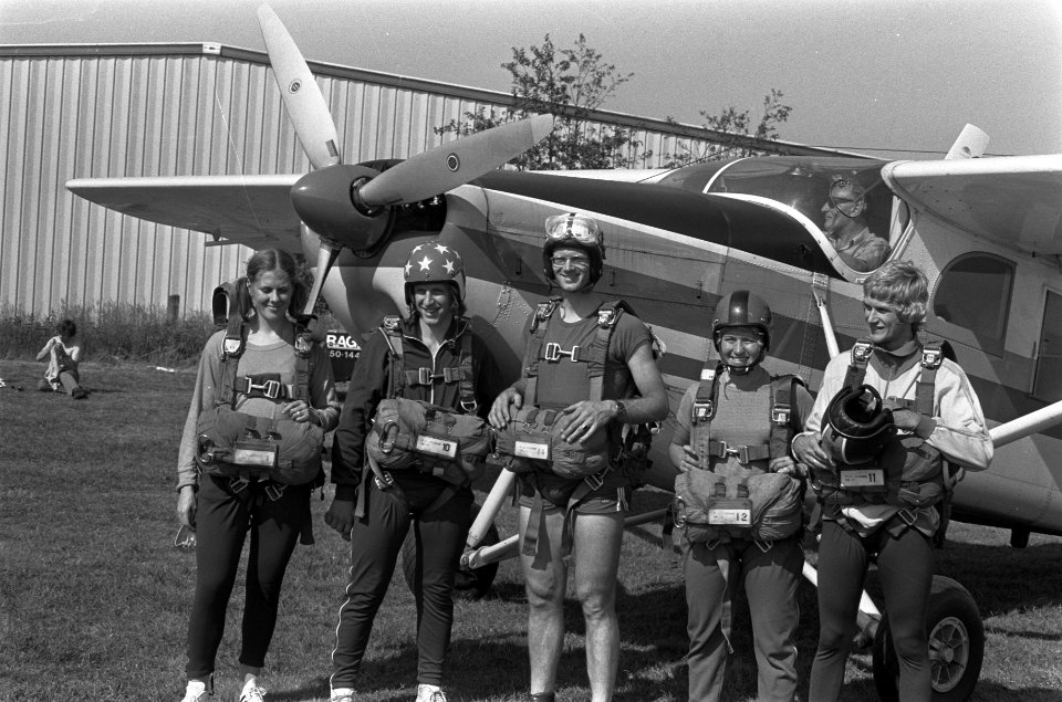 Schaatsers maken parachutesprong bij paraclub Icarus, voor vlucht bij vliegtuig, Bestanddeelnr 926-4868