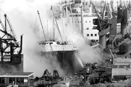 Scheepsbrand aan boord van Karmiata in Vlothaven Amsterdam brandweerlieden krijg, Bestanddeelnr 922-3252