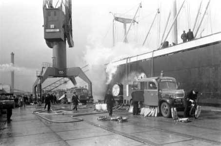 Scheepsbrand aan boord van Karmiata in Vlothaven Amsterdam brandweerlieden krijg, Bestanddeelnr 922-3259