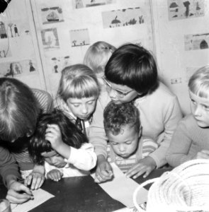 Scholieren (met vakantie) in RAI, knutselen, Bestanddeelnr 911-4623