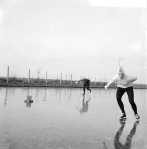 Schaatswedstrijden te Wervershoof. Op de voorgrond Gerrie Luchies, achter haar C, Bestanddeelnr 918-6649