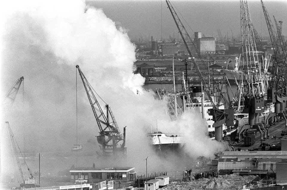 Scheepsbrand aan boord van Karmiata in Vlothaven Amsterdam brandweerlieden krijg, Bestanddeelnr 922-3261