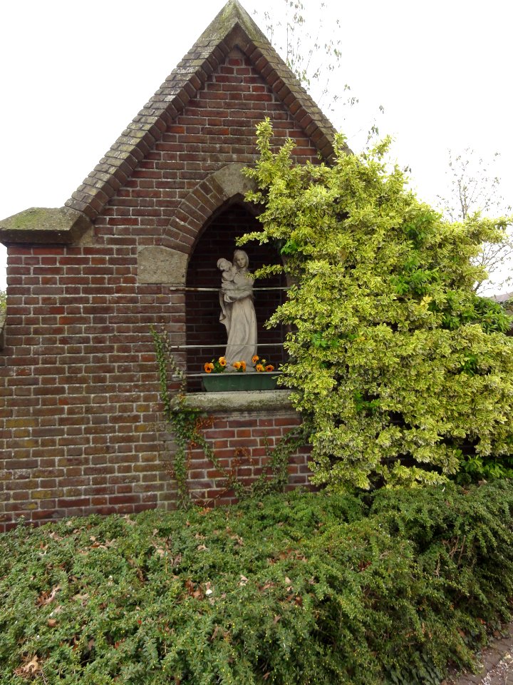 Schaijk (Landerd) Mariakapelletje dicht bij kerkplein