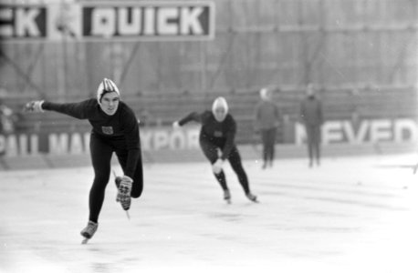Schaatswedstrijden om IJsselcup te Deventer Stien Kaiser in aktie (links) en Car, Bestanddeelnr 921-8812