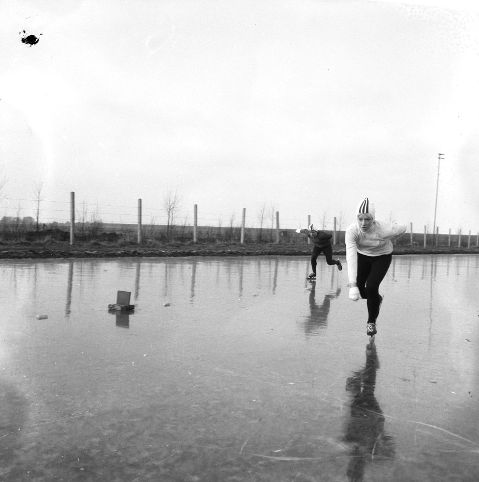 Schaatswedstrijden te Wervershoof. Op de voorgrond Gerrie Luchies, achter haar C, Bestanddeelnr 918-6646