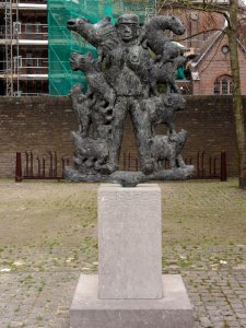 Schaijk (Landerd) beeld de Blije Boer bij voorm. gemeentehuis