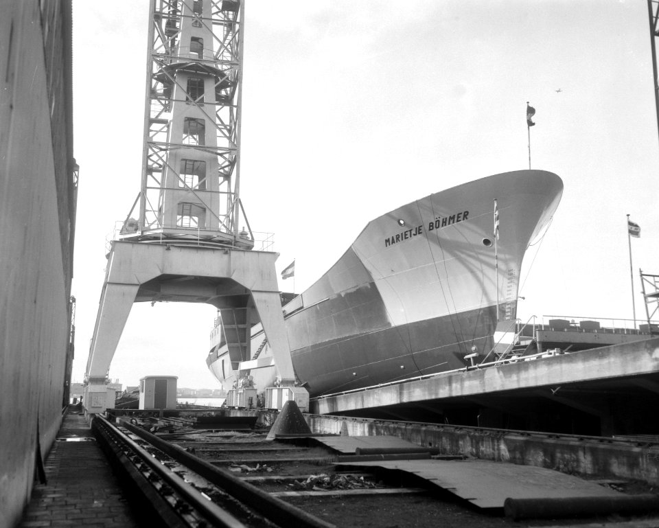 Scheepshelling met de motorcoaster Marietje Böhmer, Bestanddeelnr 919-7152
