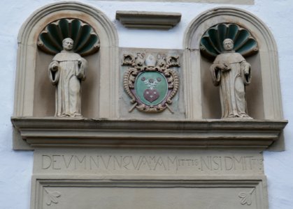 Scherfede - Zehntscheune - Portal - Inschrift, Wappen, Statuen