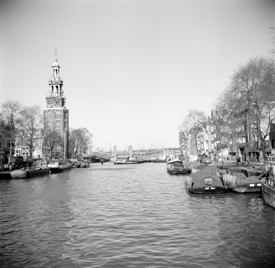 Schepen aan de Oostersekade in Amsterdam op de achtergrond de Montelbaanstoren, Bestanddeelnr 254-5570