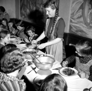 Schipperskinderen gebruiken de middagmaaltijd in de eetzaal van het internaat, Bestanddeelnr 254-1702 photo