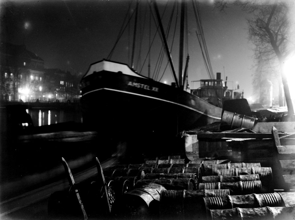 Schip Amstel II, met daarvoor vaten op de kade, op de Amstel bij nacht links t…, Bestanddeelnr 190-0625