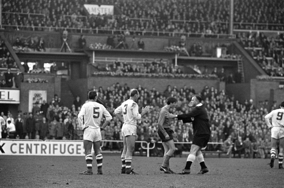 Scheidsrechter Rudi Glöckner wil Johan Cruijff van het veld duwen, Bestanddeelnr 919-7595
