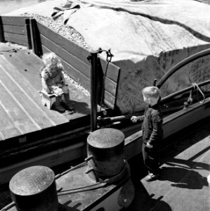 Schipperskinderen Elly Werner en Wim van Geijn ontmoeten elkaar in de haven van , Bestanddeelnr 254-1645