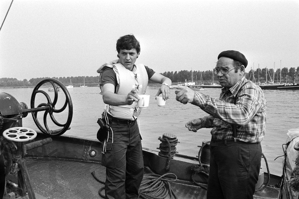 Schipper geeft koffie aan lid van de Mobiele Eenheid, Bestanddeelnr 931-6253