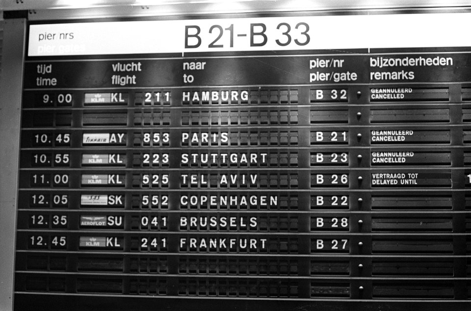 Schiphol dicht door mist, op een bord alle vluchten uitgesteld of geannuleerd, Bestanddeelnr 921-0114