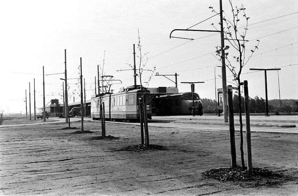 Schiphollijn in gebruik genomen station RAI met tram en trein, Bestanddeelnr 931-5204