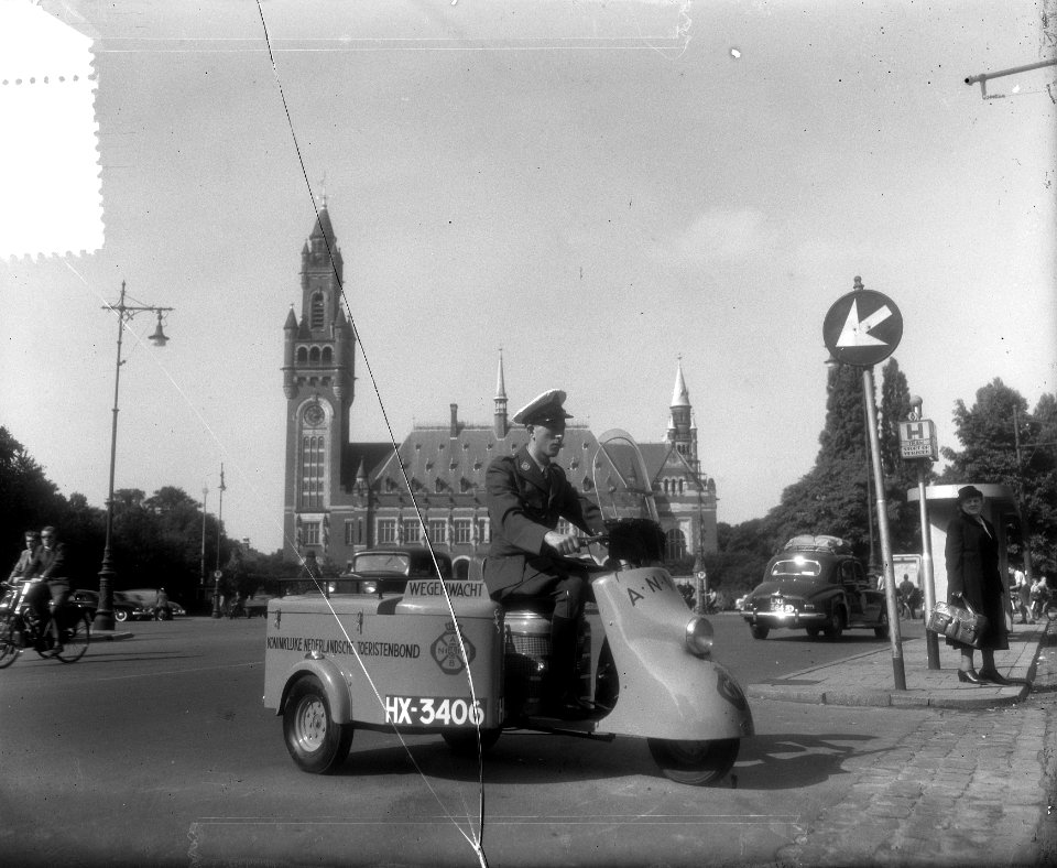 Scooter voor de Wegenwacht van de ANWB. Voorlopig zal een scooter op de weg Rott, Bestanddeelnr 904-7350