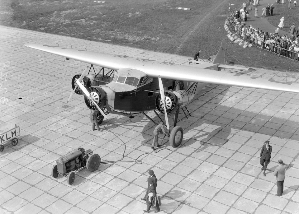 Schiphol vanuit de starttoren een vliegtuig wordt getrokken door een tractor, Bestanddeelnr 189-0512