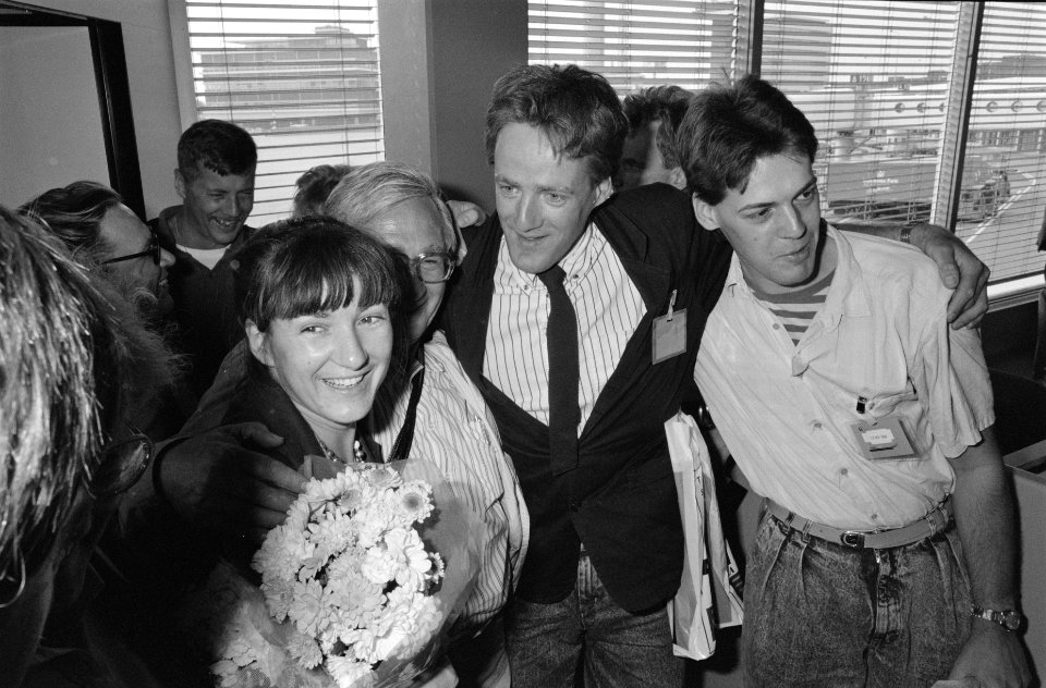 Schiphol. Aankomst Ellie van Kuijk en haar vriend op 18 mei 1989, Bestanddeelnr 934-4561